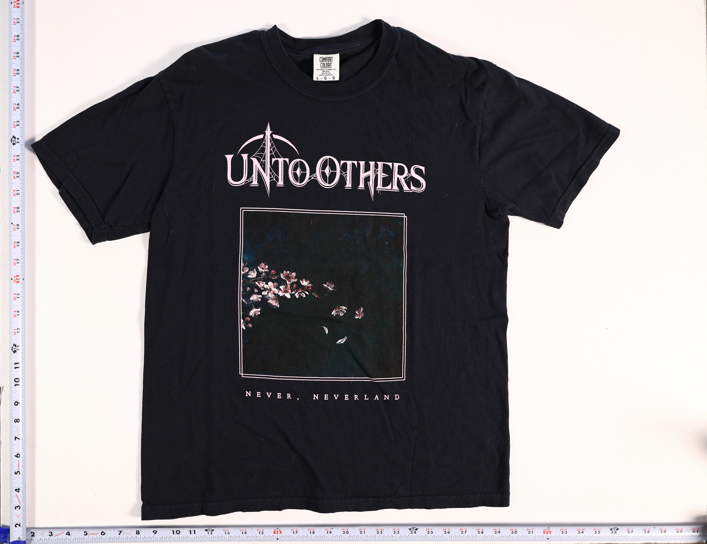 2010s Unto Others Never Neverland T-Shirt Size L Black Cotton Short Sleeve